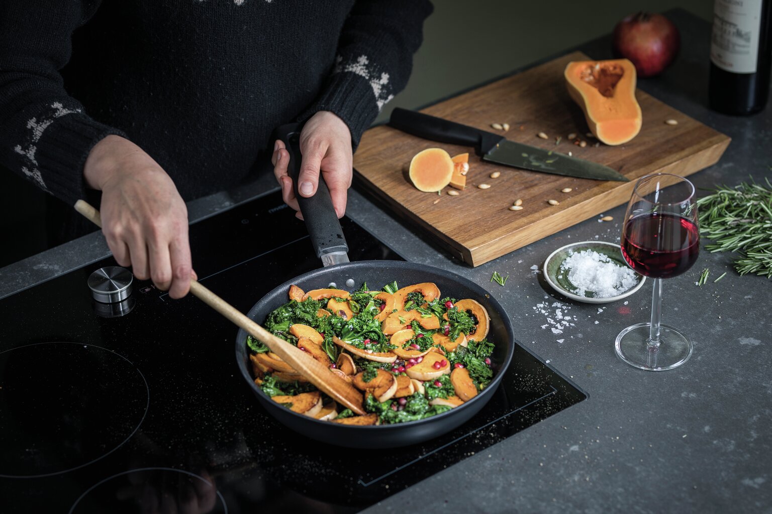 Fiskars dziļā panna ar Hard Face vāku, 28 cm cena un informācija | Pannas | 220.lv