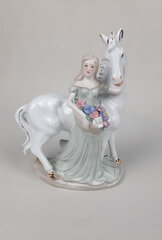 Porcelāna figuriņa "Meitene" - ~29x10 cm цена и информация | Детали интерьера | 220.lv