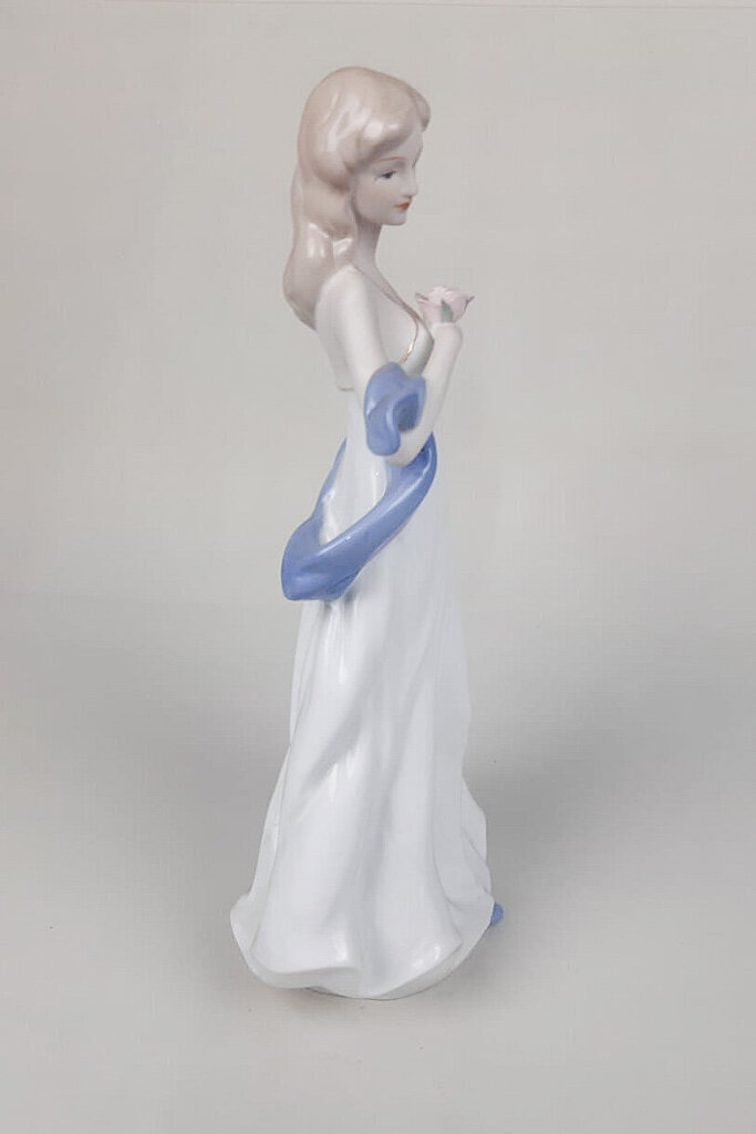 Porcelāna figuriņa "Meitene" - ~29x10 cm цена и информация | Interjera priekšmeti | 220.lv
