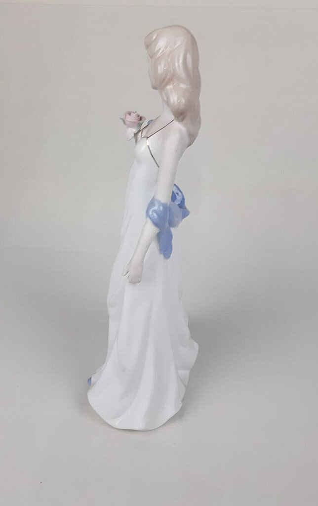Porcelāna figuriņa "Meitene" - ~29x10 cm цена и информация | Interjera priekšmeti | 220.lv