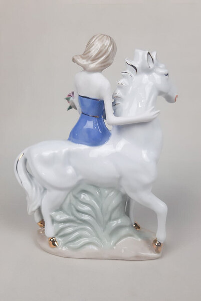 Porcelāna figuriņa "Meitene" - ~29x10 cm cena
