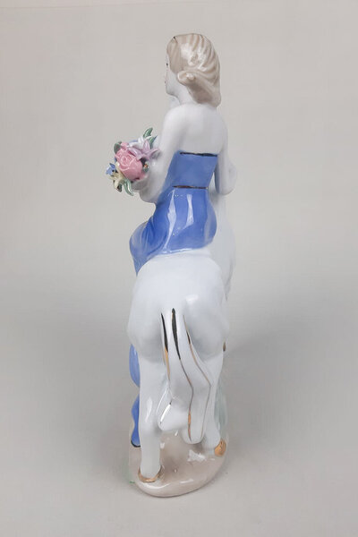 Porcelāna figuriņa "Meitene" - ~29x10 cm internetā