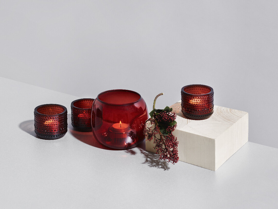 Iittala svečturis Kastehelmi, 64 mm, dzērveņu sarkans cena un informācija | Sveces un svečturi | 220.lv
