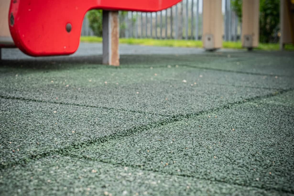 Gumijas grīdas segums bērnu rotaļu laukumiem 40 mm, zaļš цена и информация | Bērnu rotaļu laukumi, mājiņas | 220.lv