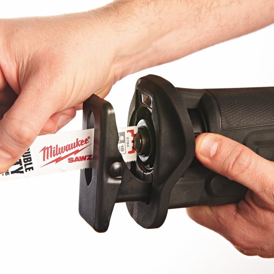 Milwaukee M18 BSX-402C akumulatora zobenzāģis, 18V, 2x4Ah cena un informācija | Zāģi, ripzāģi | 220.lv