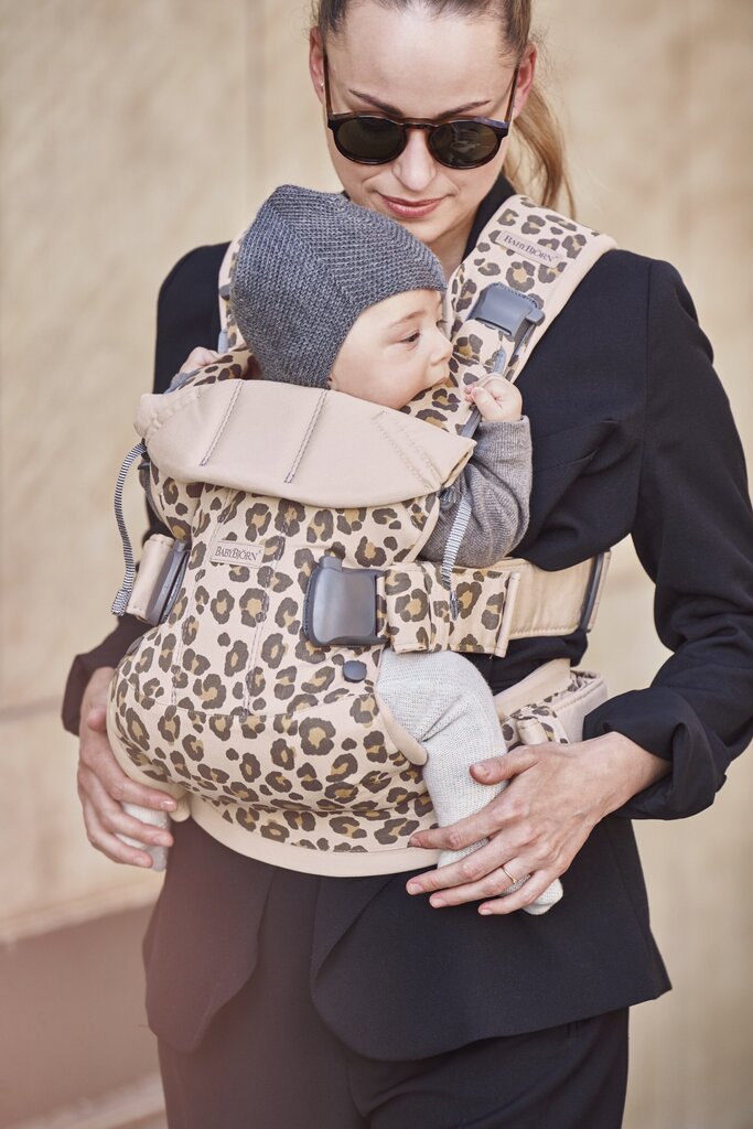 Babybjörn ķengursoma One Cotton, beige/leopard, 98075 cena un informācija | Slingi, ķengursomas | 220.lv