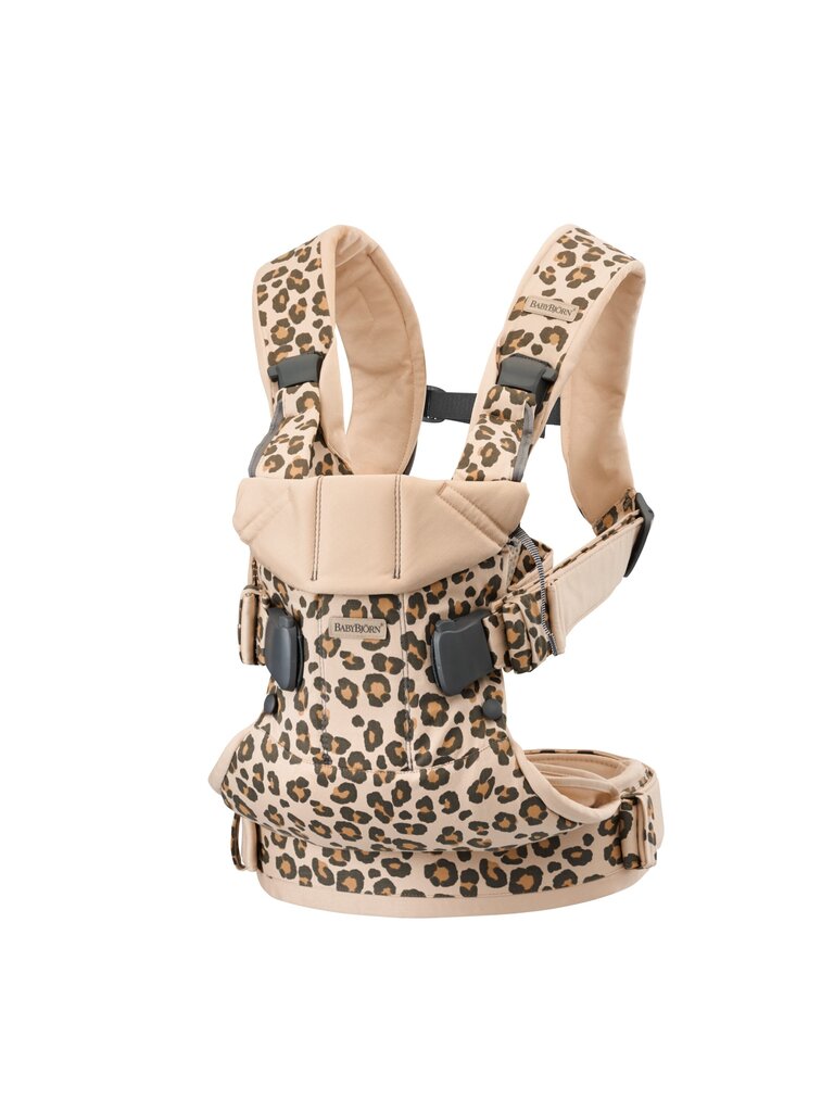 Babybjörn ķengursoma One Cotton, beige/leopard, 98075 cena un informācija | Slingi, ķengursomas | 220.lv