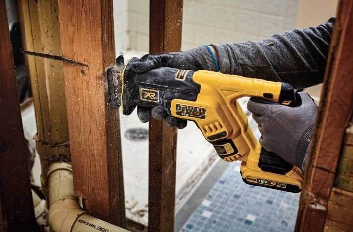 Dewalt virzuļzāģis 18V Li-lon 2x5,0Ah (DCS367P2) cena un informācija | Zāģi, ripzāģi | 220.lv