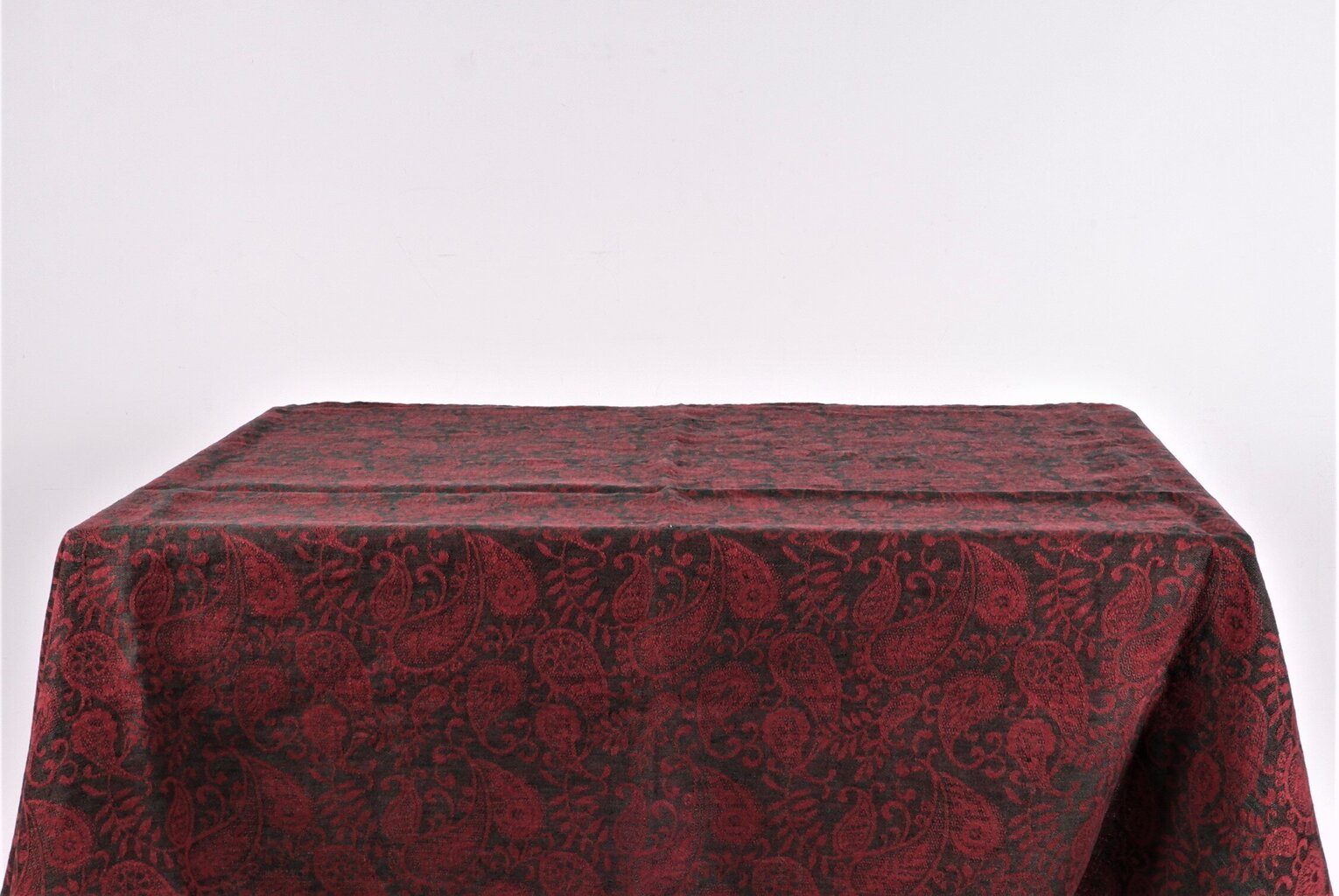 Lina galdauts, melnā un sarkanā krāsā, 144x144 cm. cena un informācija | Galdauti, salvetes | 220.lv