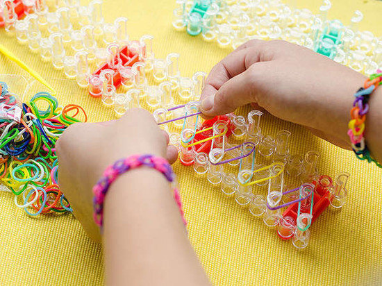 Krāsainu silikona aproču izgatavošanas komplekts Rainbow Loom цена и информация | Attīstošās rotaļlietas | 220.lv