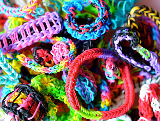 Krāsainu silikona aproču izgatavošanas komplekts Rainbow Loom cena un informācija | Attīstošās rotaļlietas | 220.lv