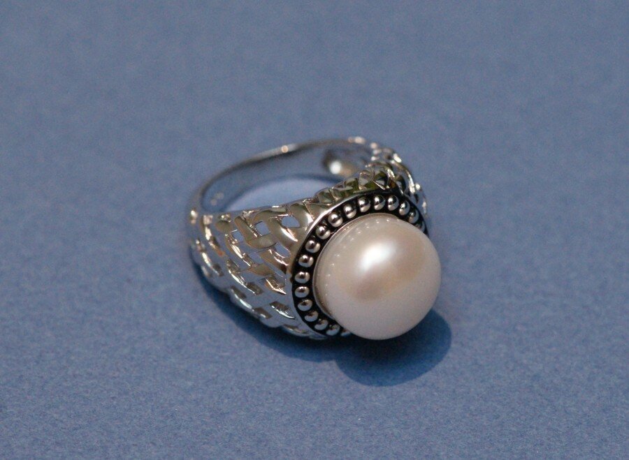 Sudraba gredzens ar baltām pērlēm cena un informācija | Gredzeni | 220.lv
