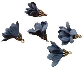 Ziedu kulons - zieda piekariņš rokassprādzēm, kaklarotām, auskariem, 1,5 * 2,5 cm - 3 gab rotaslietu izgatavošanai cena un informācija | Rotu veidošana, pērļošana | 220.lv