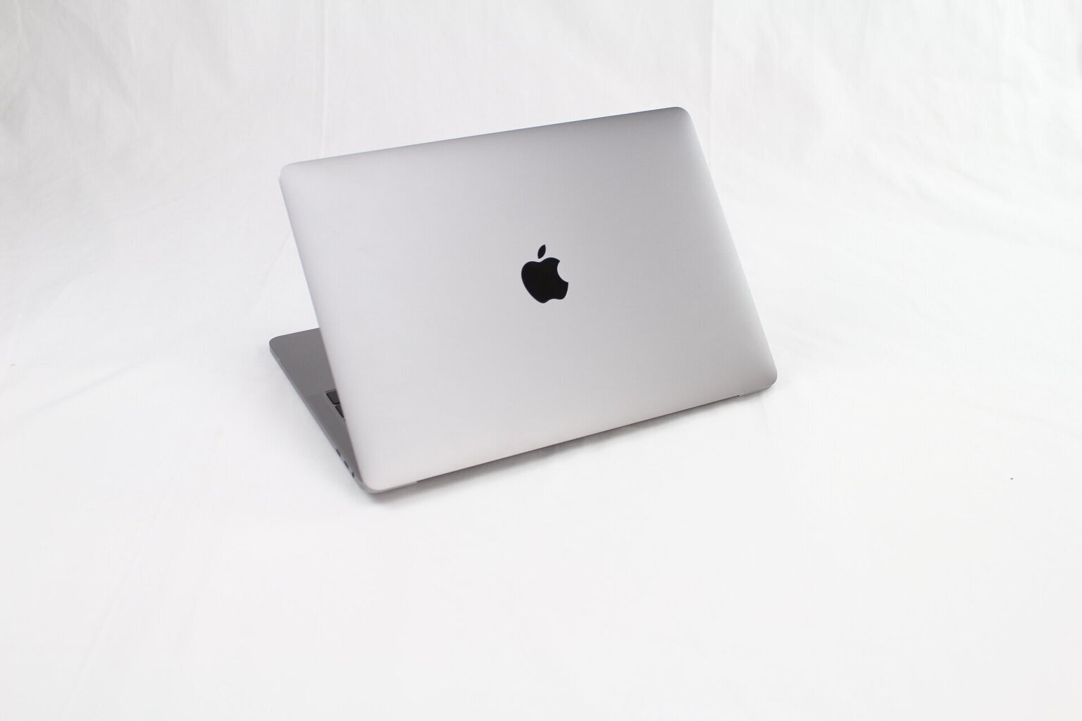 MacBook Pro 2019 Retina 13" 4xUSB-C - Core i5 2.4GHz / 8GB / 256GB SSD / SWE / Space Gray (lietots, stāvoklis A) cena un informācija | Portatīvie datori | 220.lv