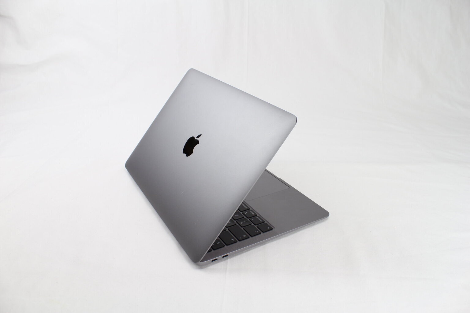 MacBook Air 2020 Retina 13" - Core i3 1.1GHz / 8GB / 256GB SSD / SWE / Space Gray (lietots, stāvoklis A) цена и информация | Portatīvie datori | 220.lv