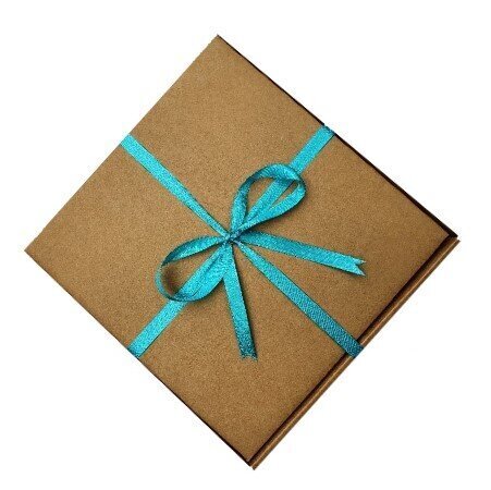 Dāvanu kastīte ar zilu lentīti cena un informācija | Dāvanu saiņošanas materiāli | 220.lv