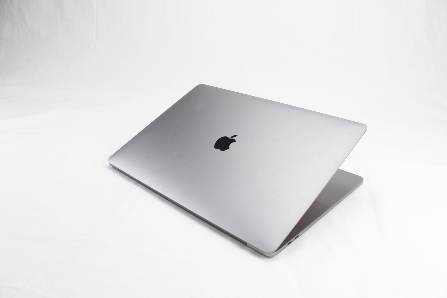 MacBook Pro 2018 Retina 15" 4xUSB-C - Core i7 2.6GHz / 16GB / 512GB SSD / RUS / Space Gray (lietots, stāvoklis A) cena un informācija | Portatīvie datori | 220.lv