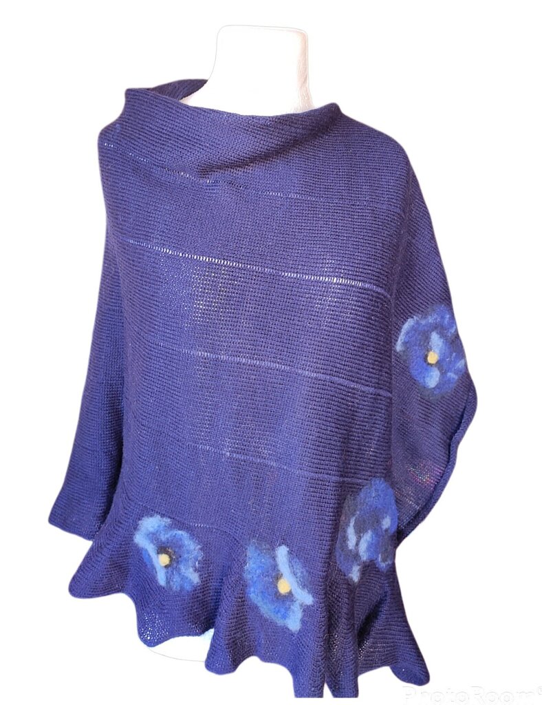 Elegants vilnas apmetnis ar dekoratīvi filcētiem ziliem magoņu ziediem цена и информация | Sieviešu džemperi | 220.lv