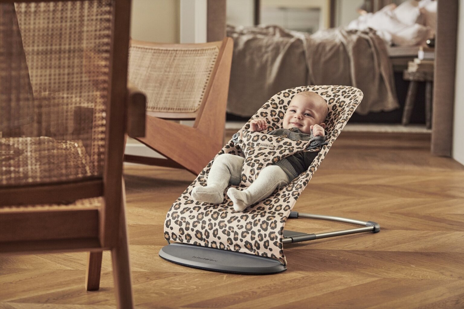 Šūpuļkrēsls Babybjorn Bliss Cotton, 6075, smilškrāsas leoparda raksts cena un informācija | Bērnu šūpuļkrēsliņi | 220.lv