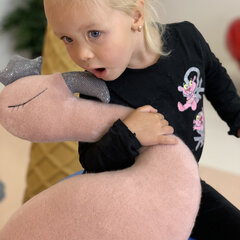 Ar rokām darināta mīksta rotaļlieta Flamingo, rozā cena un informācija | Mīkstās (plīša) rotaļlietas | 220.lv