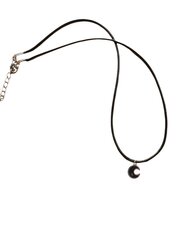 Ожерелье с шармом и плетеным черным кожаным шнуром с застежкой регулируемой длины цена и информация | Украшения на шею | 220.lv