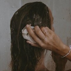 Mirdzumu pastiprinošs cietais šampūns normāliem matiem Foamie Shampoo Bar Shake Your Coconuts (for normal hair) цена и информация | Бальзамы, кондиционеры | 220.lv