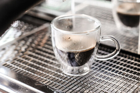 Vialli Design espresso krūzīte ar dubultstikla sieniņām ar apakštasīti Amo, 50 ml, 2 gab. cena un informācija | Glāzes, krūzes, karafes | 220.lv