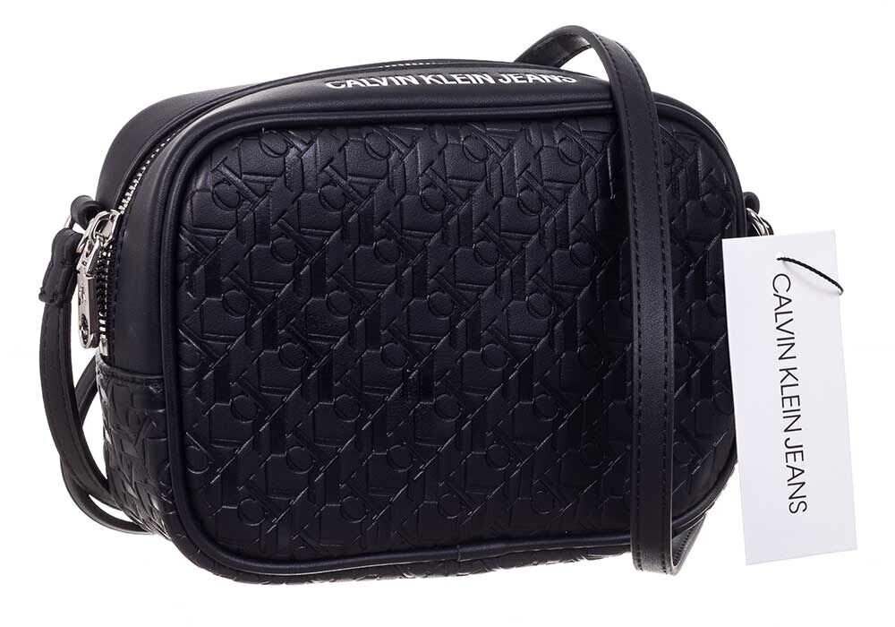 Soma sievietēm Calvin Klein CAMERA BAG AOP BLACK K60K608141 BDS 36888 cena un informācija | Sieviešu somas | 220.lv