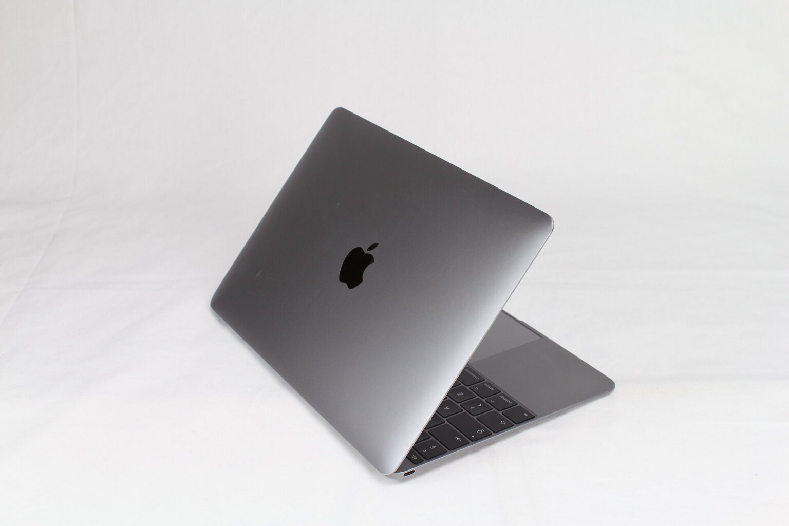 MacBook 2017 Retina 12" - Core m3 1.2GHz / 8GB / 256GB SSD / SWE / Space Gray (lietots, stāvoklis A) cena un informācija | Portatīvie datori | 220.lv