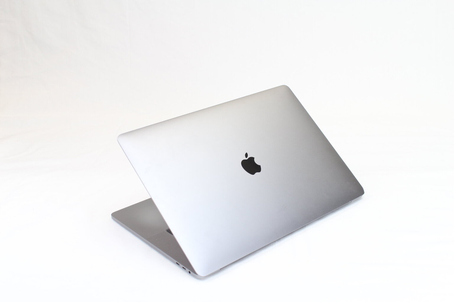 MacBook Pro 2018 Retina 15" 4xUSB-C - Core i7 2.2GHz / 16GB / 256GB SSD / INT / Space Gray (lietots, stāvoklis A) cena un informācija | Portatīvie datori | 220.lv