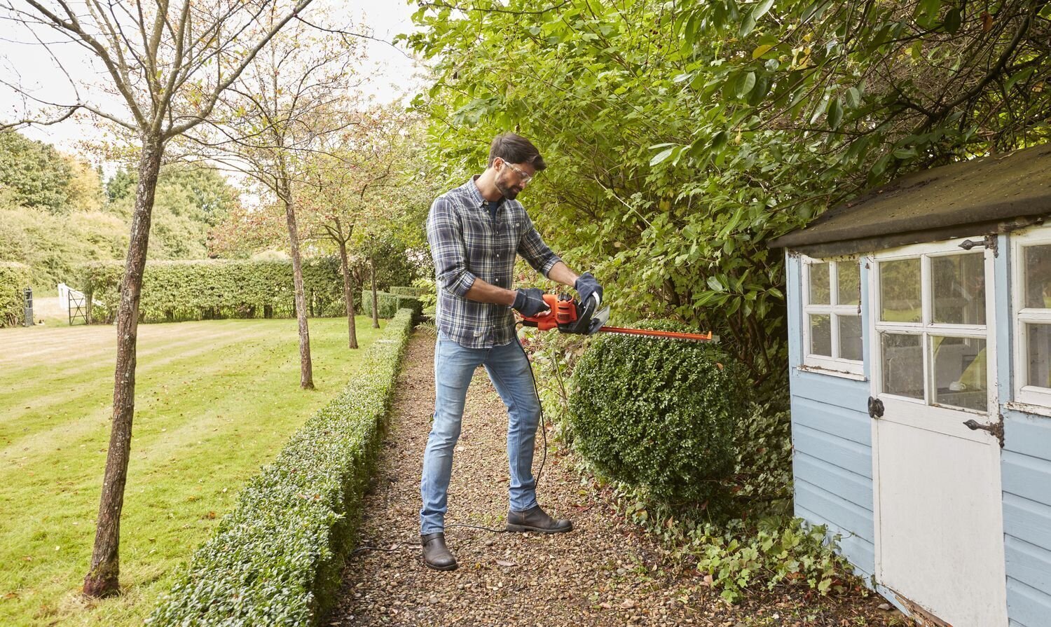 Elektriskās dzīvžogu šķēres Black&Decker BEHTS301-QS cena un informācija | Dzīvžogu un zāles šķēres | 220.lv