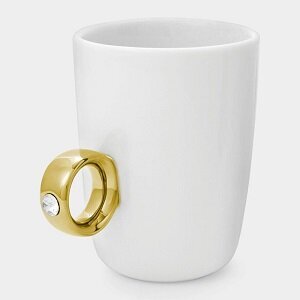 Kafijas krūze ar zelta imitācijas gredzenu - osiņu un īstu "Swarovski"  kristālu , balta, 1 gab cena | 220.lv