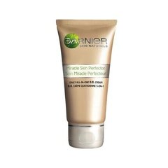 Mitrinošs Krēms ar Krāsu Garnier Skin Naturals Spf 15 vidējs (50 ml) cena un informācija | Sejas krēmi | 220.lv