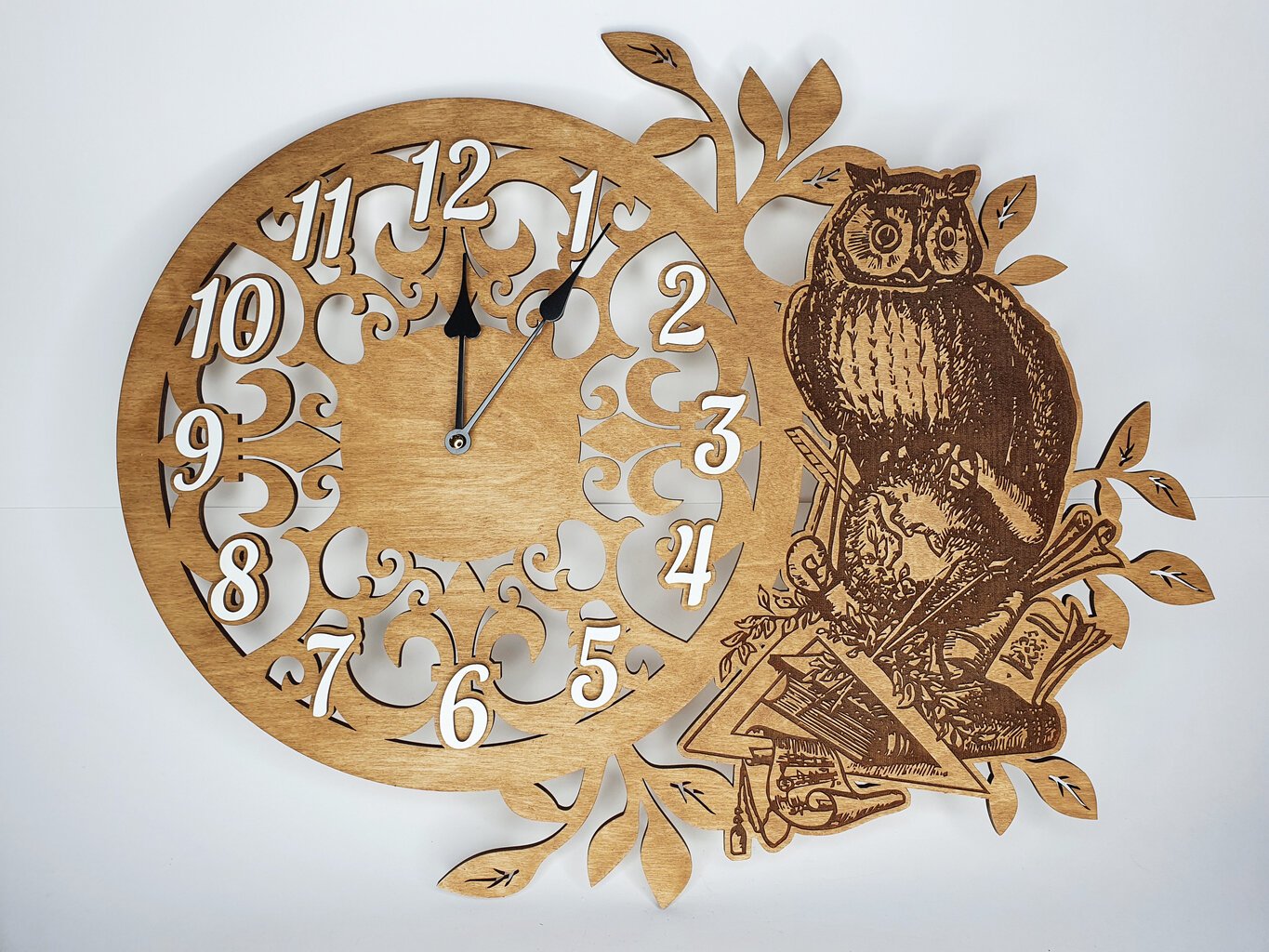 Koka tonēts sienas pulkstenis ar gravējumu "Pūce" dāvanā skolai cena un informācija | Oriģināli pulksteņi | 220.lv