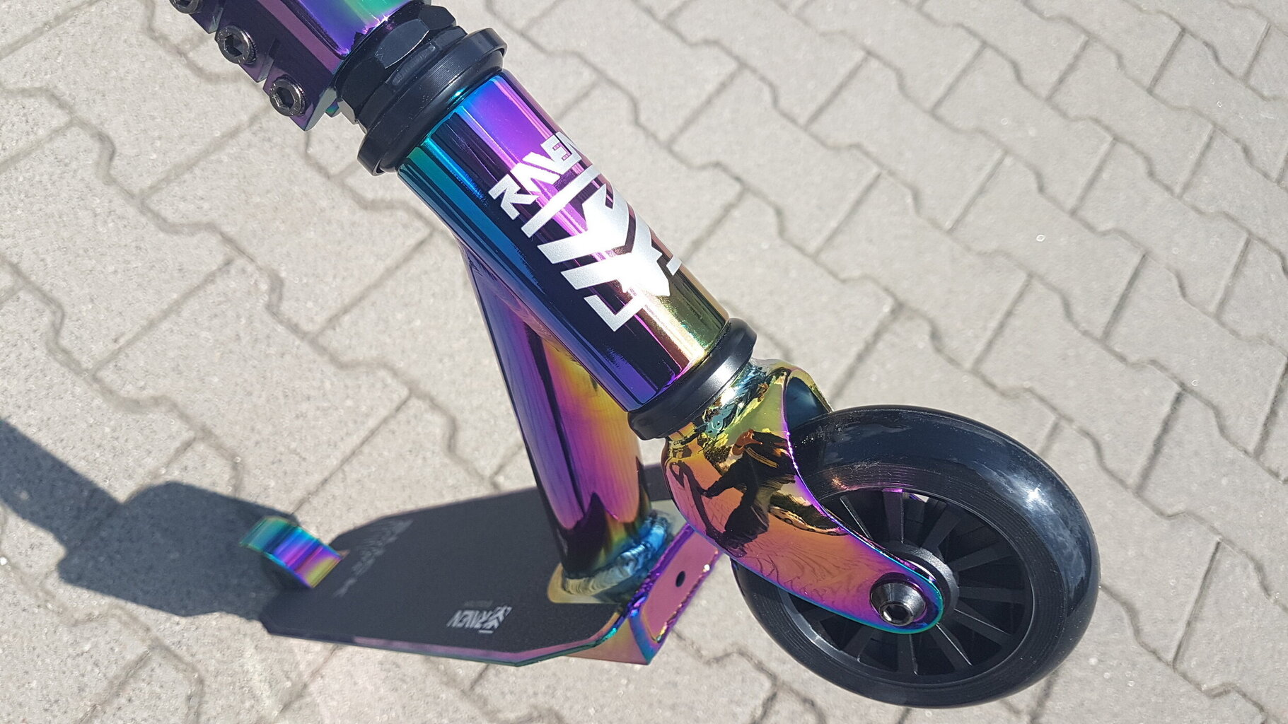 Triku skrejritenis Raven Slick Neo Chrome 100mm cena un informācija | Skrejriteņi | 220.lv