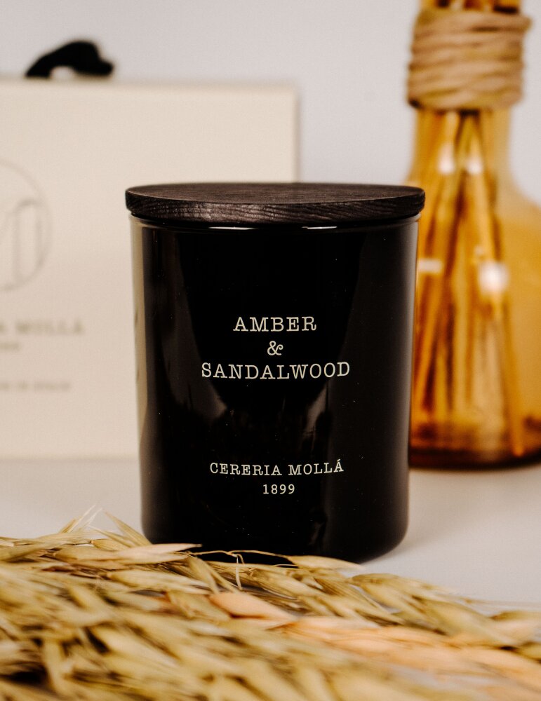 Cereria Mollá Aromātiskā svece melna Amber & Sandalwood (Candle) 230 g cena un informācija | Sveces un svečturi | 220.lv