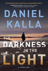 Darkness in the Light: A Thriller cena un informācija | Fantāzija, fantastikas grāmatas | 220.lv