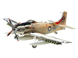 Сборная модель Tamiya - Douglas A-1H Skyraider U.S. Navy, 1/48, 61058 цена и информация | Конструкторы и кубики | 220.lv