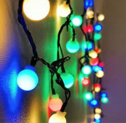 LED Ziemassvētku virtene - bumbas, garums - 5m, 50leds, 3xAA baterijas, daudzkrāsaina, E 19-396 cena un informācija | Ziemassvētku lampiņas, LED virtenes | 220.lv