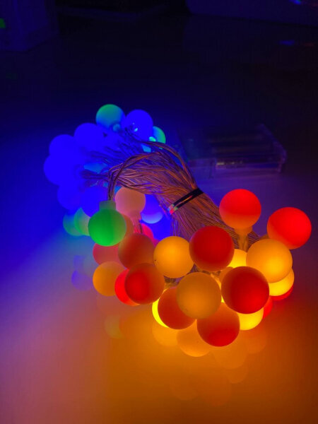 LED Ziemassvētku virtene - bumbas, garums - 5m, 50leds, 3xAA baterijas, daudzkrāsaina, E 19-396 cena un informācija | Ziemassvētku lampiņas, LED virtenes | 220.lv