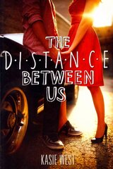 Distance Between Us cena un informācija | Grāmatas pusaudžiem un jauniešiem | 220.lv