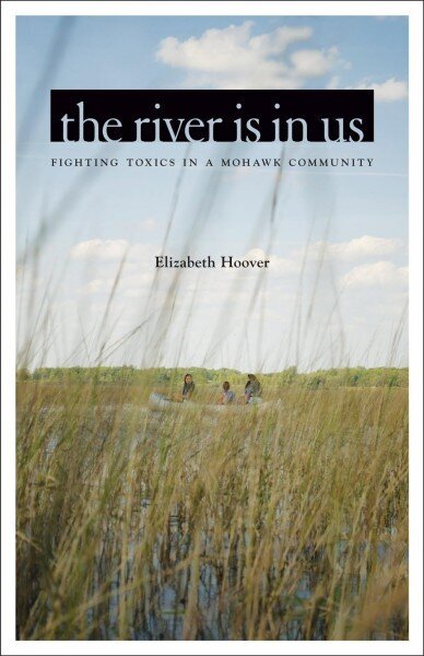 River Is in Us: Fighting Toxics in a Mohawk Community cena un informācija | Vēstures grāmatas | 220.lv