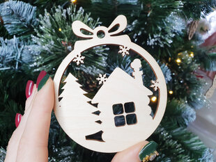 Ziemassvētku koka eglīšu rotaļlieta Mājiņa bumbiņā cena un informācija | Ziemassvētku dekorācijas | 220.lv