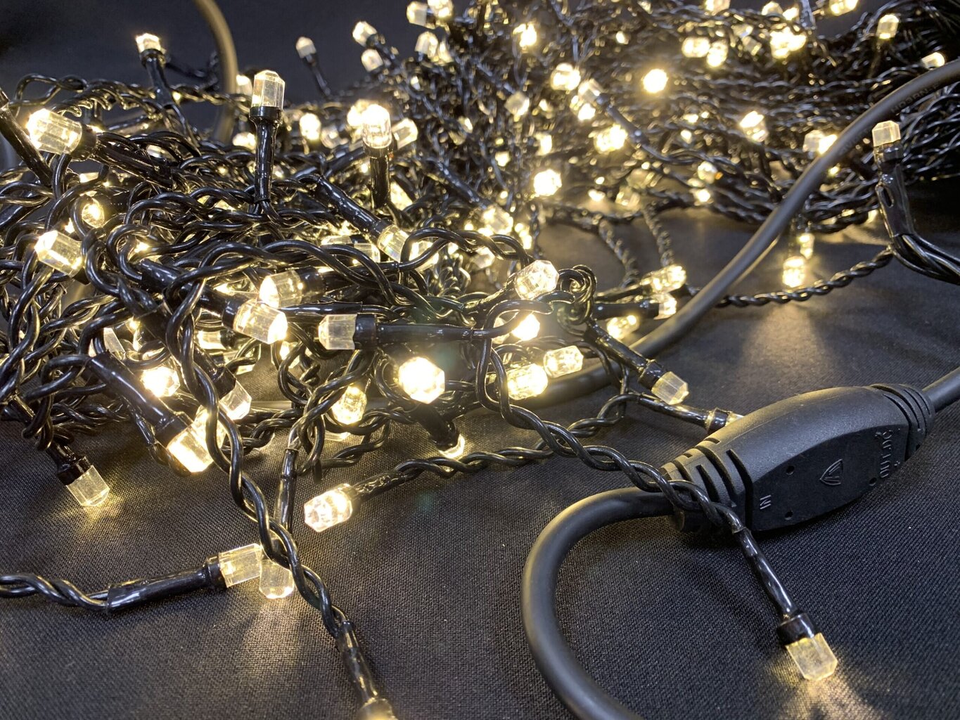 Profesionāls gaismas aizkars ar 300 rombveida gaismas diodēm, silti balts 14M cena un informācija | Ziemassvētku lampiņas, LED virtenes | 220.lv