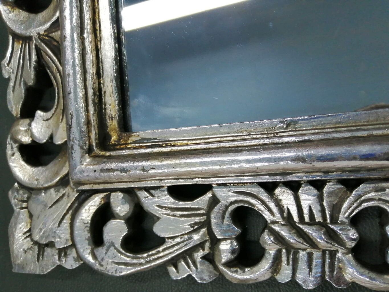 Vannasistabas spogulis, koka rāmis, ar rokām grebts, 40x70 cm, SAMBLUNG sudraba cena un informācija | Vannas istabas spoguļi | 220.lv