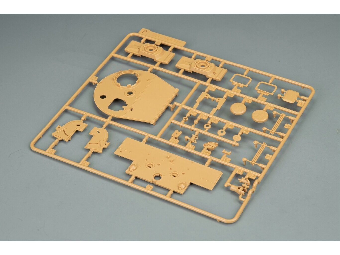 Rye Field Model - Sd.Kfz.181 Pz.Kpfw.VI Ausf.E Tiger I Late Production (full interior), 1/35, RFM-5080 цена и информация | Konstruktori | 220.lv