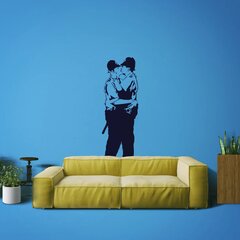 Vinila sienas uzlīme Banksy Graffiti Police Kiss - 160 x 73 cm cena un informācija | Dekoratīvās uzlīmes | 220.lv