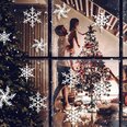 Виниловые наклейки на окно Белые снежинки Рождественские и новогодние стикеры Праздничный декор интерьера - 100 шт. (15 х 15 см)