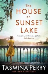 House on Sunset Lake: A breathtaking novel of secrets, mystery and love cena un informācija | Fantāzija, fantastikas grāmatas | 220.lv