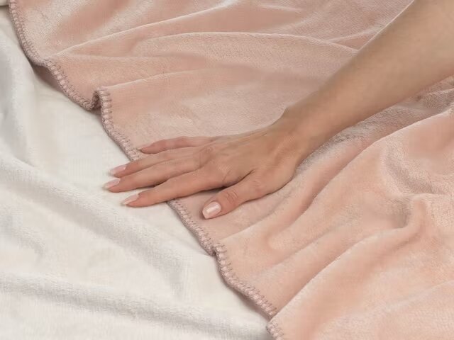 Dormeo Pleds Charming, 130x190 cm, rozā cena un informācija | Gultas pārklāji, pledi | 220.lv